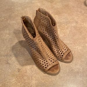 Womens Report shoes see pics for measurements